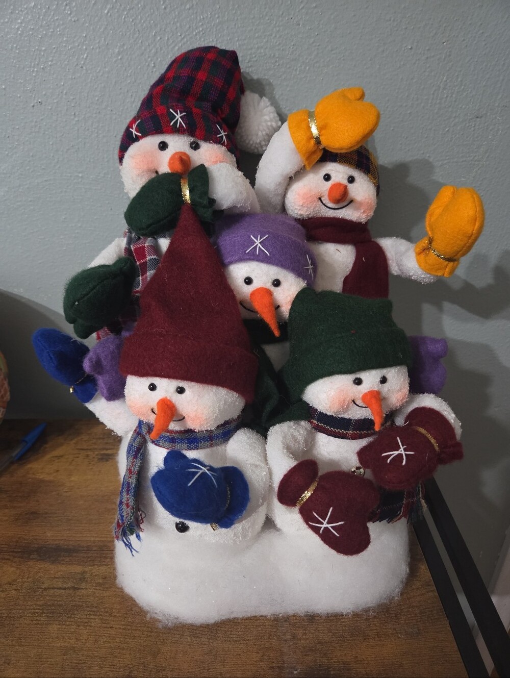 Vintage 2000Trendmaster Snowmen Family Plush Christmas Tabletop Decoration.